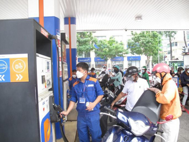 Người dân xếp hàng đổ xăng tại Petrolimex cửa hàng số 1 (136 Hai Bà Trưng quận 1) lúc 15 giờ ngày 10-10; Ảnh: Nguyễn Phan