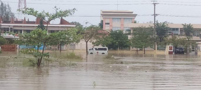 Một xe cứu thương bị chết máy do ngập nước khi di chuyển qua trung tâm huyện Hàm Thuận Nam. Ảnh: ĐT