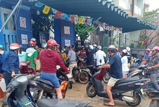 Lo sợ mưa lớn kéo dài, biển động mạnh, hàng trăm người dân huyện đảo Lý Sơn đổ xô mua xăng dầu dự trữ.