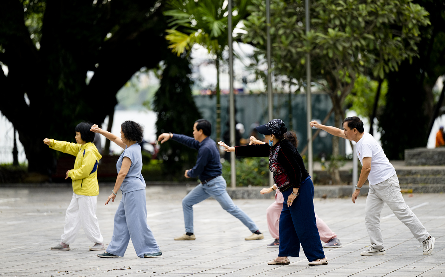 Người dân đi tập thể dục buổi sáng tỏ ra thích thú khi cảm nhận được không khí trong lành trong ngày gió lạnh.