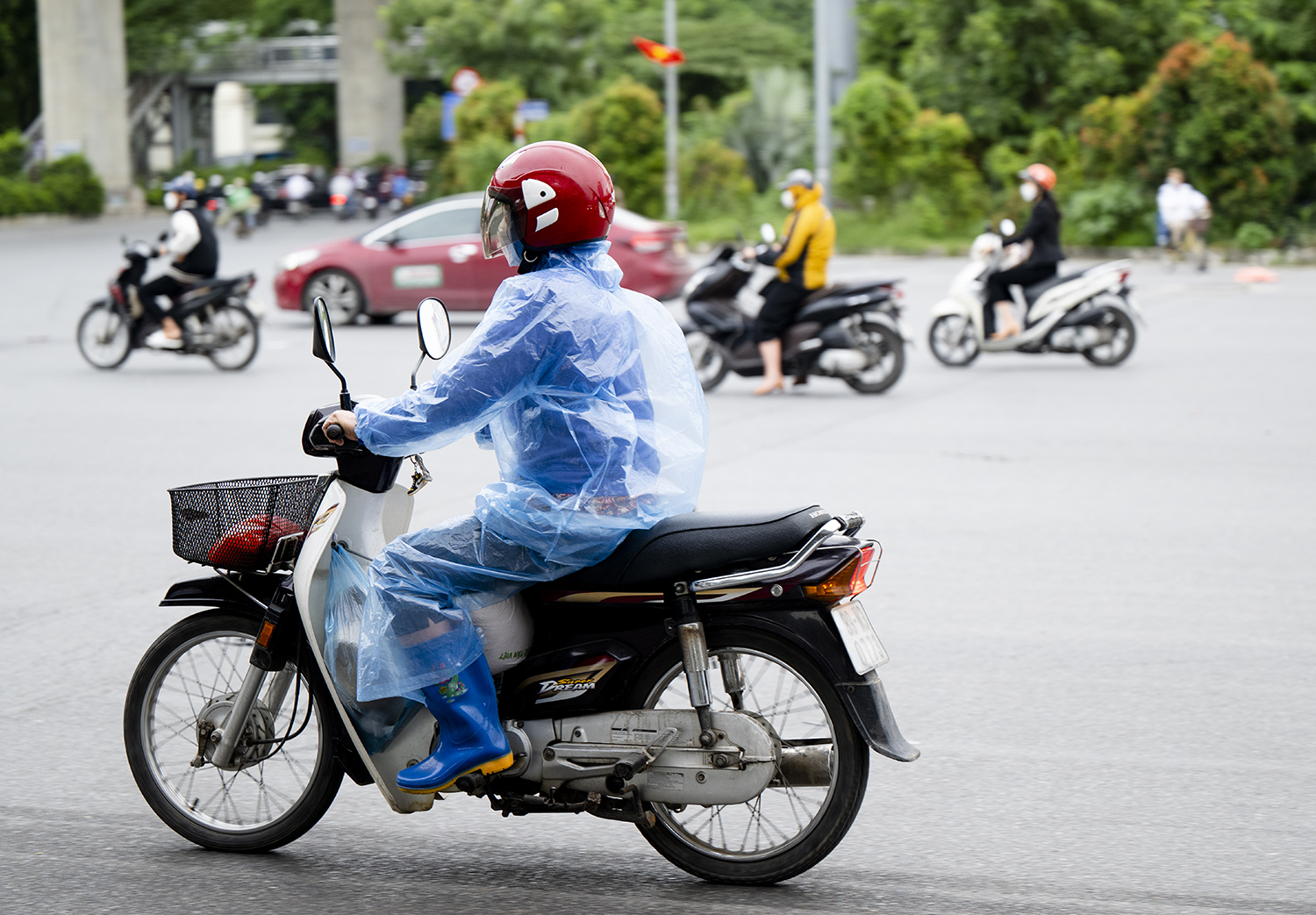 Nhiều người chưa kịp chuẩn bị cho mình tấm áo gió, buộc phải khoác một chiếc áo mưa để giữ ấm.