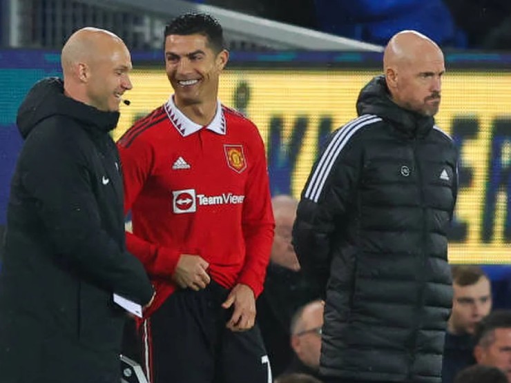 Ten Hag tiếc vì MU không thắng đậm hơn, Ronaldo nói gì khi cán mốc 700 bàn?