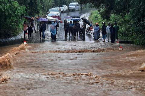 Cầu tràn đi vào xã vùng cao thuộc huyện Đakrông và Hướng Hóa, tỉnh Quảng Trị bị ngập, nước chảy xiết