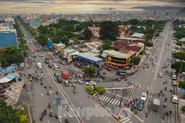 Theo Cục Quản lý thị trường TPHCM , trên địa bàn thành phố đang xảy ra tình trạng thiếu xăng dầu tại một số thời điểm, hiện có 54 cửa hàng tạm hết xăng dầu. Ngay trong đêm 9/10, Petrolimex huy động 80 xe bồn vận chuyển xăng dầu từ kho về TPHCM.