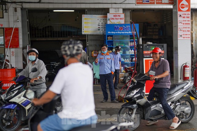 Bên trong cây xăng 79, nhân viên xua tay không bán và yêu cầu khách hàng tìm nơi khác.