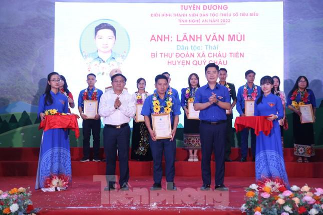 Anh Lãnh Văn Mùi là 1 trong 24 gương thanh niên dân tộc thiểu số tiêu biểu của tỉnh Nghệ An năm 2022