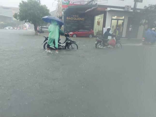 Quảng Nam phố &#39;biến thành sông&#39;, hàng loạt phương tiện chết máy - 8