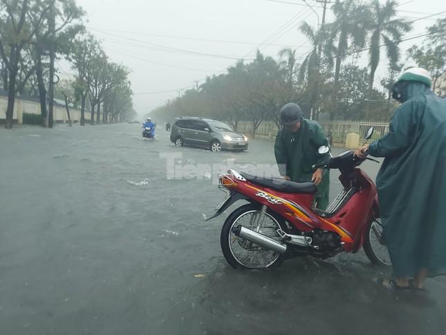 Hàng loạt các phương tiện bị chết máy phải dắt bộ.