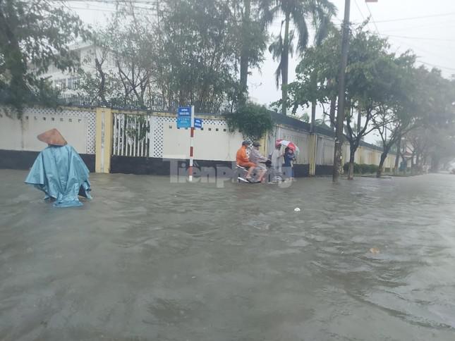 Quảng Nam phố &#39;biến thành sông&#39;, hàng loạt phương tiện chết máy - 6