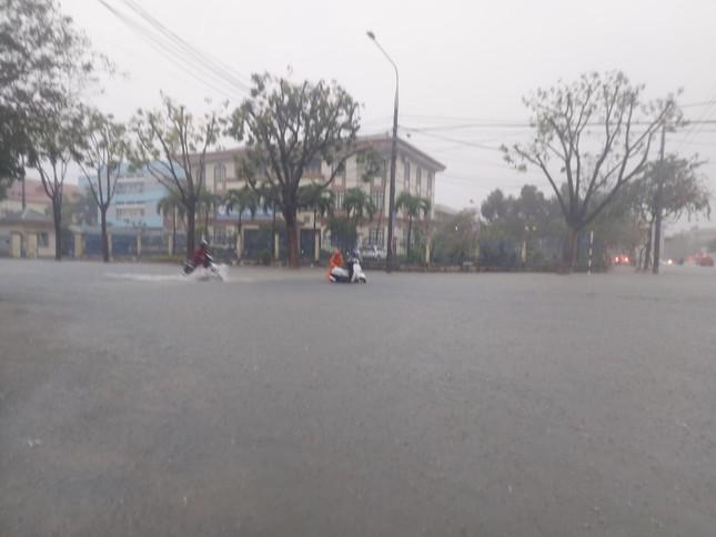 Quảng Nam phố &#39;biến thành sông&#39;, hàng loạt phương tiện chết máy - 14