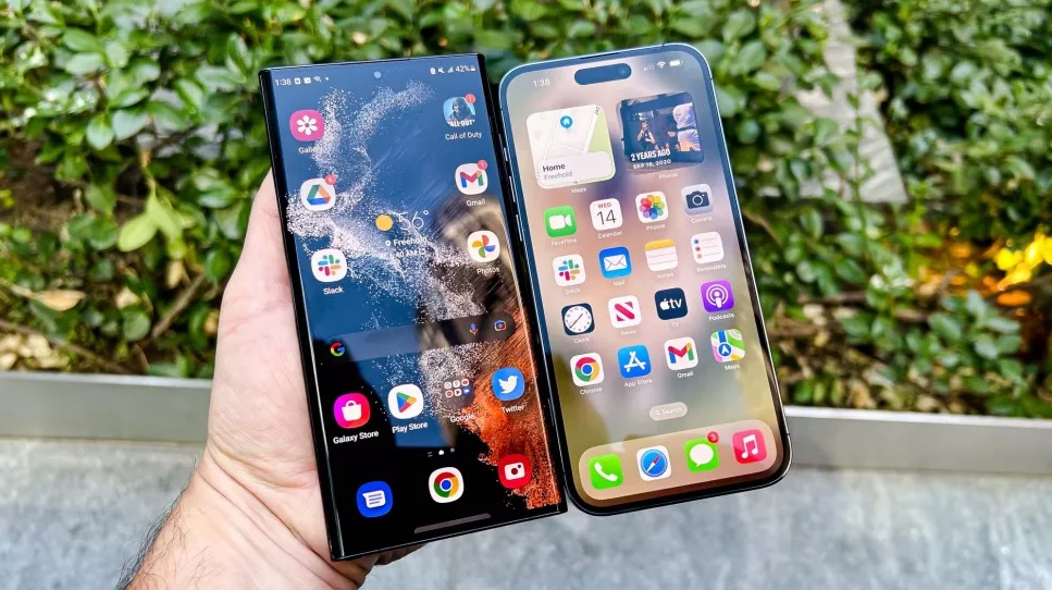 Galaxy S22 Ultra (trái) và iPhone 14 Pro Max (phải).