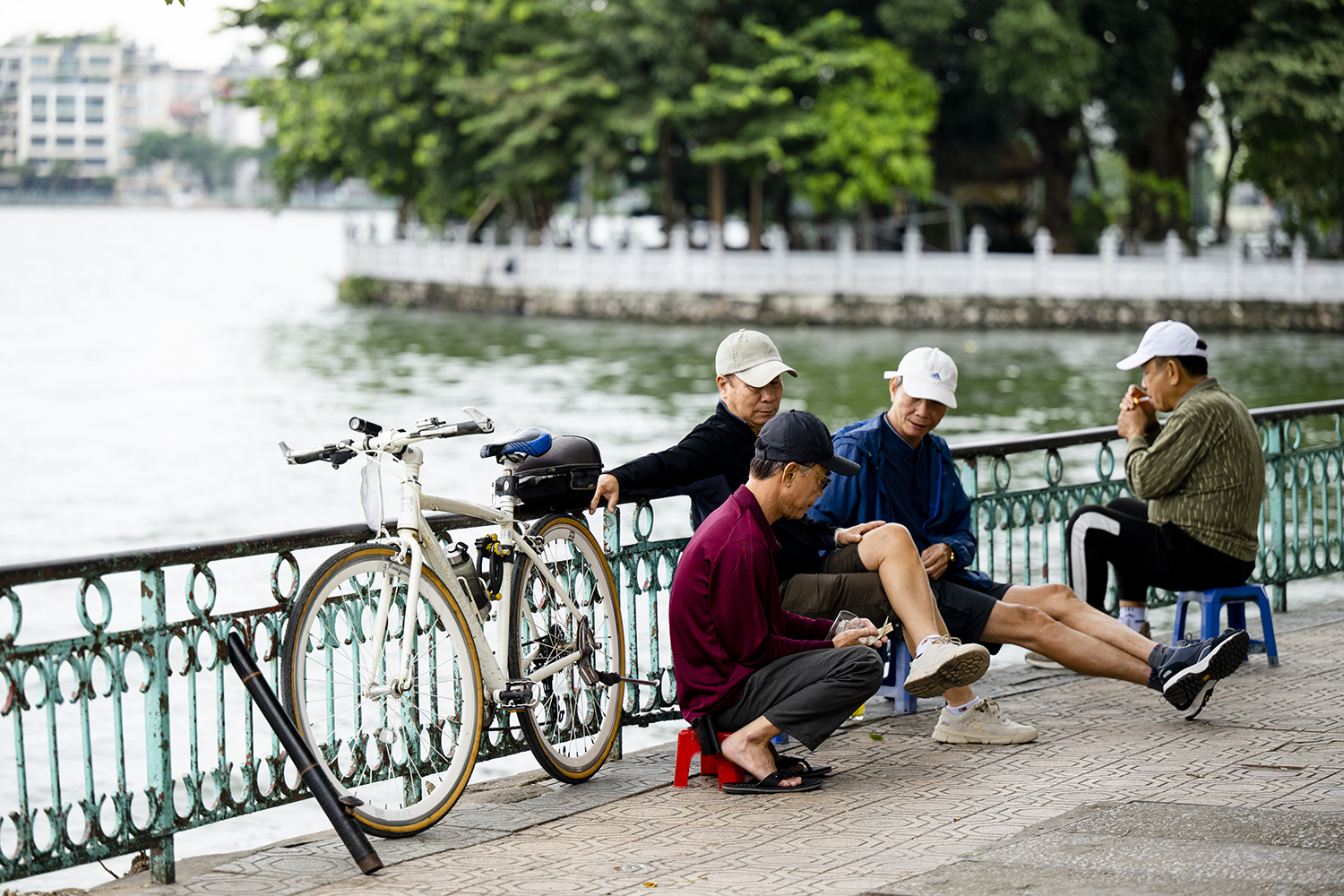 Nhiều người tranh thủ ra Hồ Tây nhâm nhi cốc trà nóng cùng bạn bè, ngồi hàn huyên dăm ba câu chuyện trong buổi sáng sớm.