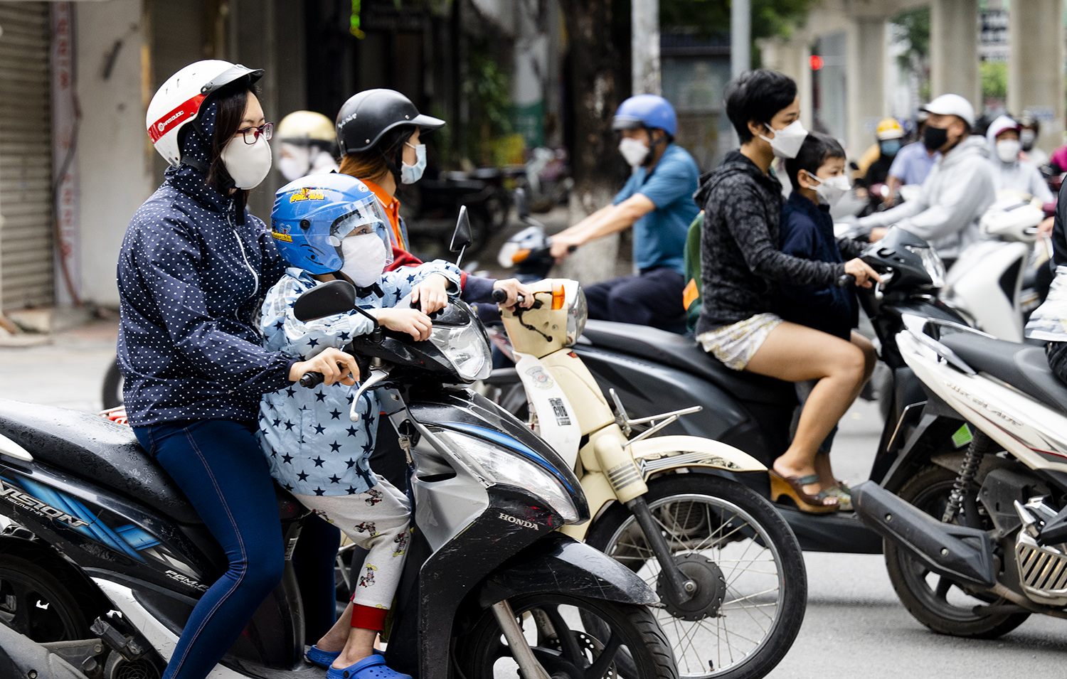 Người Hà Nội mặc áo khoác, trùm áo mưa tránh gió lạnh đầu mùa - 7