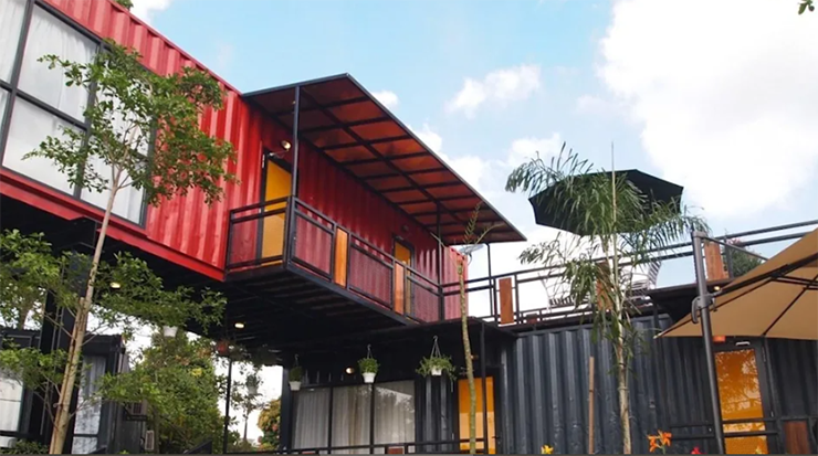 Nhà làm từ container ở Serdang, Malaysia: Mặc dù các ngôi nhà được làm từ container đã qua sử dụng không phải là hiện tượng lạ, nhưng khu nghỉ dưỡng ở Sedang, Malaysia này là một trong những ngôi nhà được nâng cấp đẹp mắt và tiện lợi nhất.
