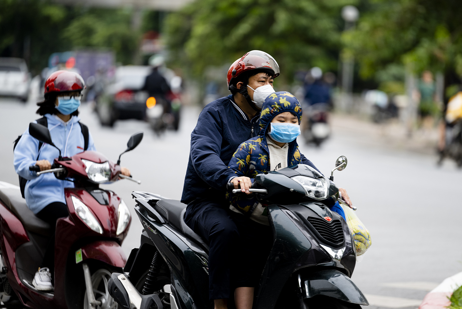 Những ngày nhiệt độ xuống thấp, các bậc phụ huynh cũng không quên mặc quần áo ấm đầy đủ cho con em mình.