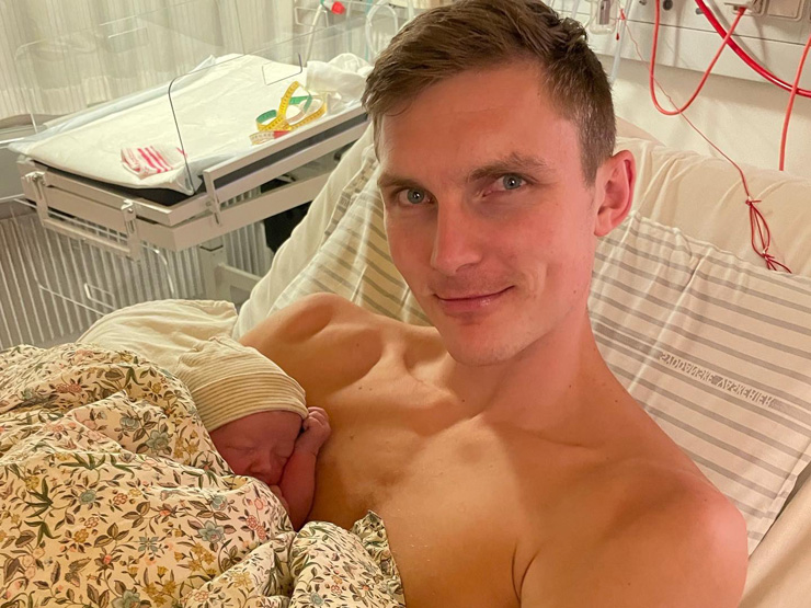 Axelsen khoe con gái nhỏ mới chào đời