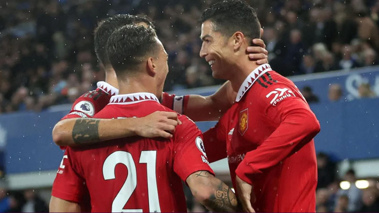 Cristiano Ronaldo vào sân thay Anthony Martial và ghi bàn giúp MU dẫn ngược Everton 2-1 cuối hiệp đầu tiên