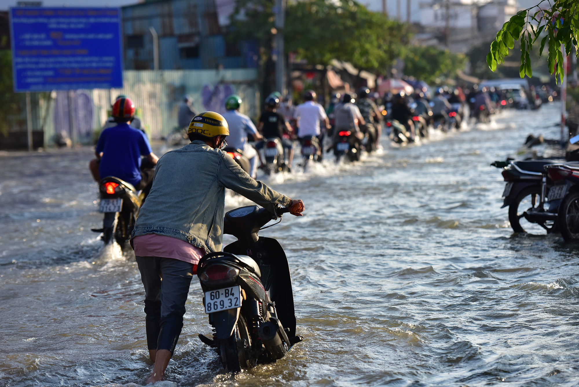 Nhiều người phải vất vả dắt xe chết máy cả đoạn đường dài khi lưu thông vào tuyến đường này.