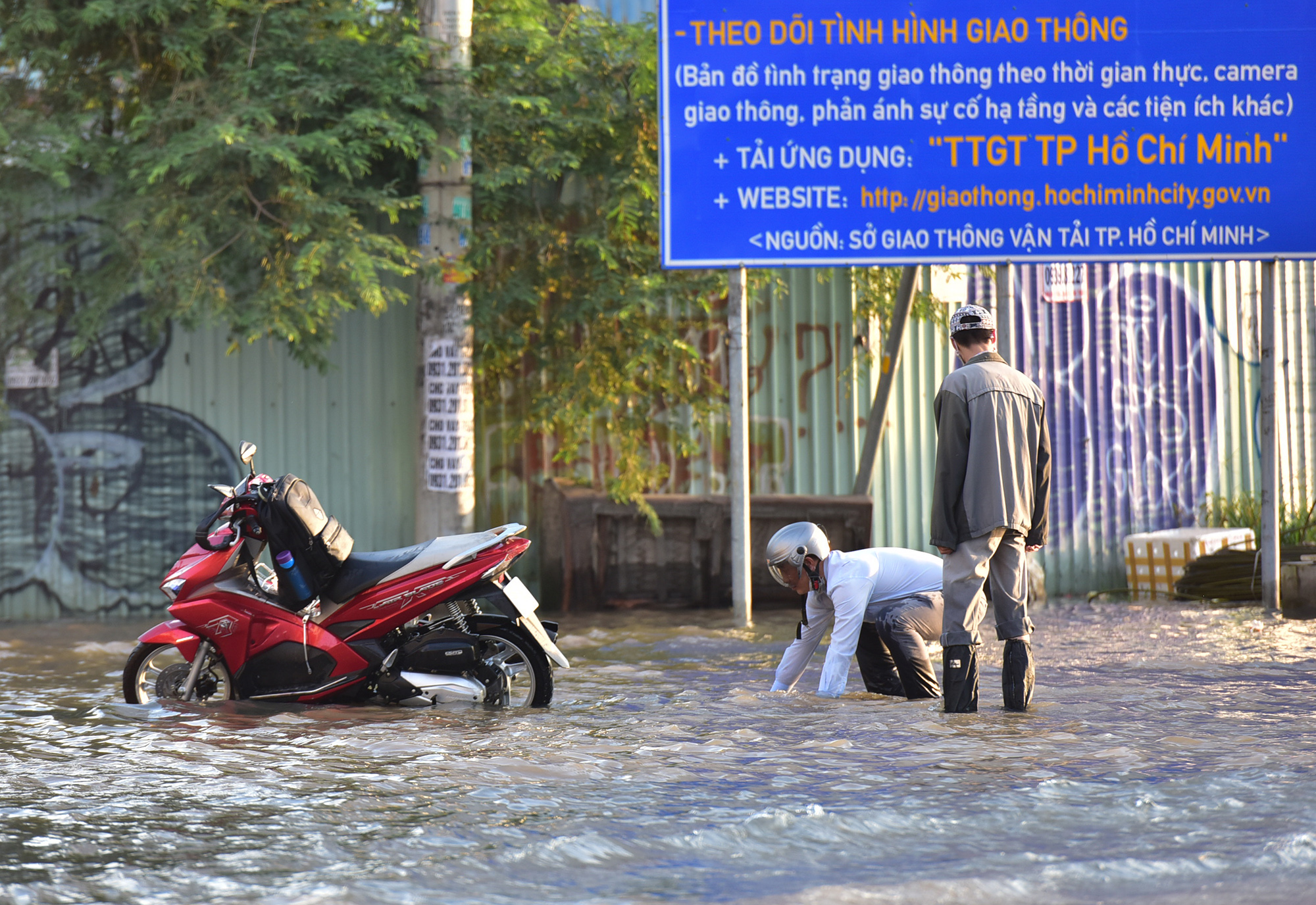 Trong lúc lưu thông qua ngã 3 đường Trần Xuân Soạn giao với đường Nguyễn Thị Xiếu nước ngập mênh mông, một người điều khiển xe máy bị rơi điện thoại liền dừng xe tìm. Người dân bên đường cùng hỗ trợ tìm giúp nhưng mò mẫm trong vô vọng nên người này đành buồn rời đi.