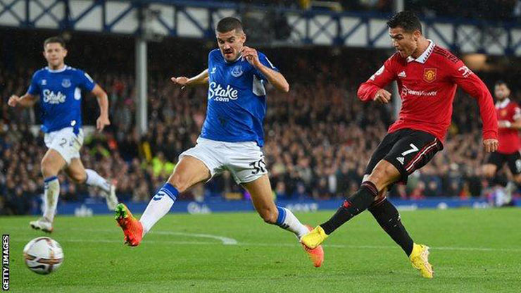 Ronaldo tỏa sáng giúp MU thắng ngược Everton 2-1