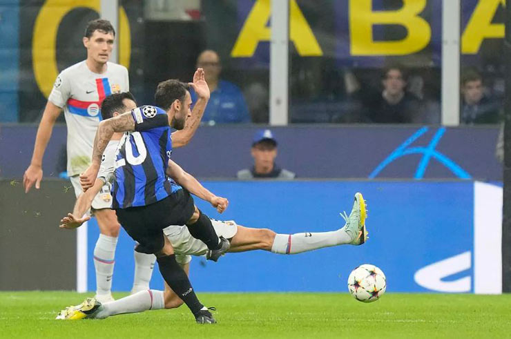 Hakan Calhanoglu sút xa giúp Inter Milan thắng Barcelona 1-0 giữa tuần trước