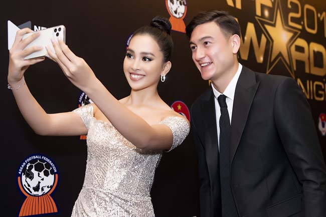 Đặng Văn Lâm giữ khoảnh cách khi chụp ảnh selfie với Hoa hậu Việt Nam 2018.
