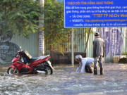 Tin tức trong ngày - Người đàn ông mò tìm tài sản bị rơi khi “bơi” trên đường ngập ở TP.HCM