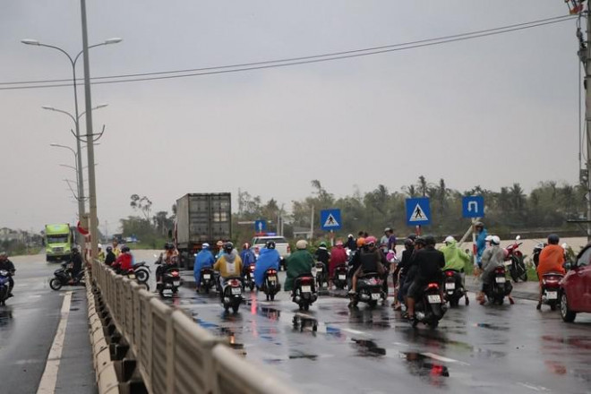 Nhiều nơi ở Quảng Nam ngập sâu hơn 2m, nước tràn qua Quốc lộ 1 - 1
