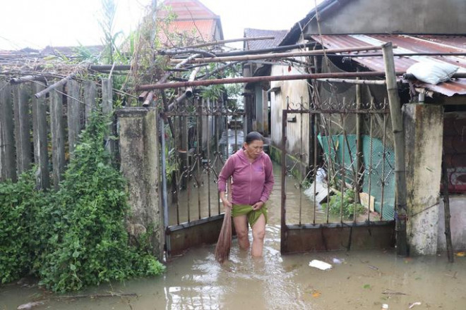 Nhà dân gần khu vực ngã tư Kỳ Lý bị ngập nặng