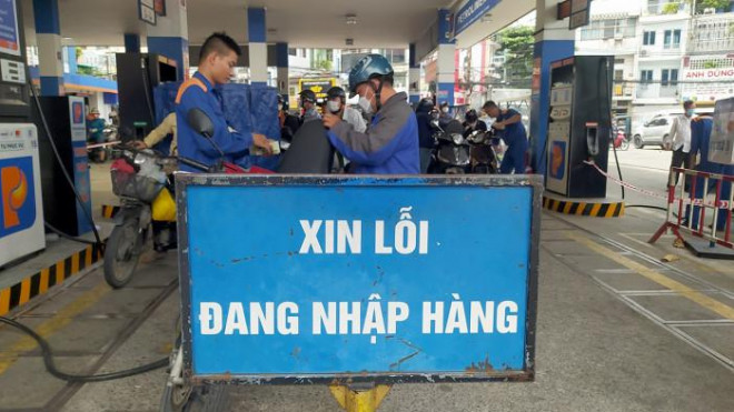 10h30' ngày 10/10, cửa hàng bán lẻ xăng dầu tại giao lộ Lý Thường Kiệt - Lạc Long Quân (quận Tân Bình) để biển thông báo “Xin lỗi đang nhập hàng”. Ảnh: Quang Phương