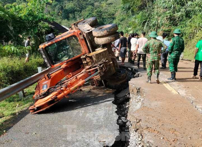 Sụt lún tại Km219 trên quốc lộ 7, đoạn qua bản Khánh Thành, xã Nậm Cắn, huyện Kỳ Sơn kéo đổ cả máy xúc.