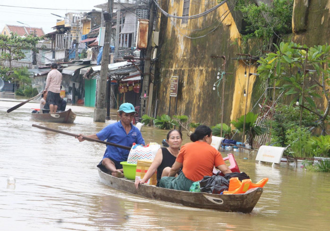 Phố cổ Hội An chìm sâu trong nước lũ - 3