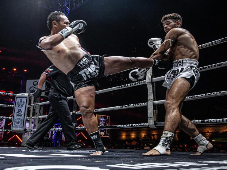 ”Vua Muay Thái” Saenchai đá ”cháy sườn” đối thủ, 8 năm toàn thắng 64 trận