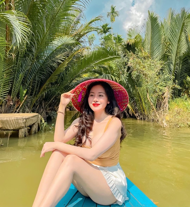 Hot girl Bà Tưng (Huyền Anh) cũng gây chú ý khi mặc trang phục bó sát gợi cảm khi đi du lịch ở vùng sông nước miền Tây.
