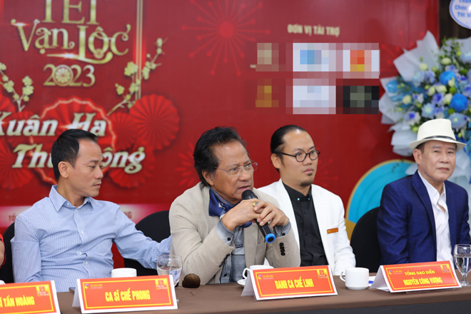 Danh ca Chế Linh (thứ 2 từ trái qua) ngồi cạnh con trai Chế Phong (trái) chia sẻ trong buổi họp báo Tết Vạn lộc 2023