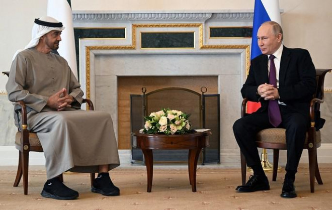 Tổng thống Nga Vladimir Putin (phải) và Tổng thống Các Tiểu Vương quốc Ả Rập Thống nhất (UAE) Sheikh Mohamed bin Zayed al-Nahyan tại cuộc gặp ở TP Saint Petersburg hôm 11-10 Ảnh: REUTERS