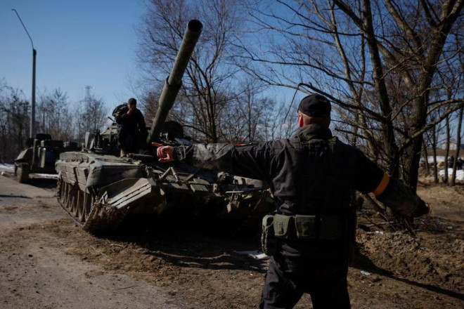 Lính Ukraine lái xe tăng Nga bị bỏ lại trong cuộc chiến vào hồi tháng 3 ở tỉnh Kiev. Ảnh: REUTERS