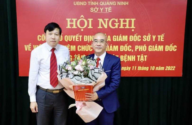 Ông Vũ Quyết Thắng (phải ảnh), tân Giám đốc CDC Quảng Ninh