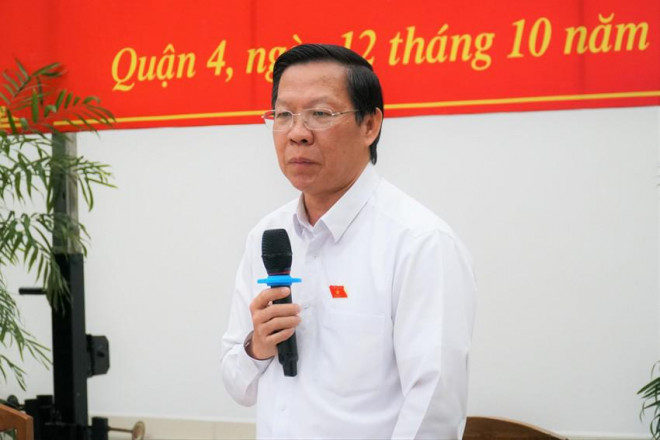 Chủ tịch UBND TP.HCM Phan Văn Mãi thông tin với cử tri tại hội nghị. Ảnh: BẢO PHƯƠNG