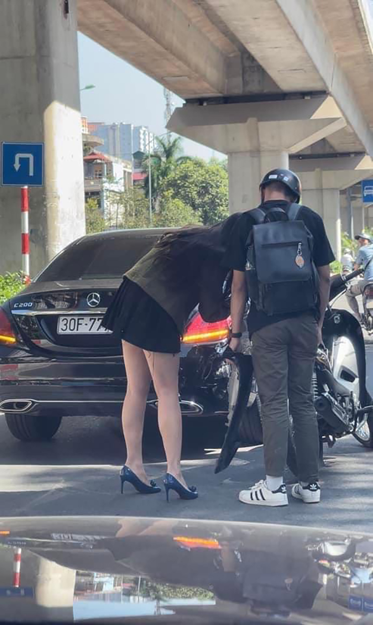 Hà Nội: Thanh niên lái xe máy tông móp đuôi Mercedes-Benz C200 của hoa hậu - 3