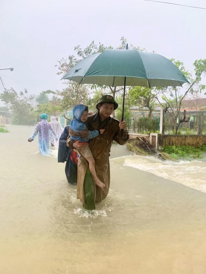 Lực lượng Công an huyện Quảng Ninh hỗ trợ, sơ tán người dân đến nơi an toàn (ảnh CA Quảng Nam)