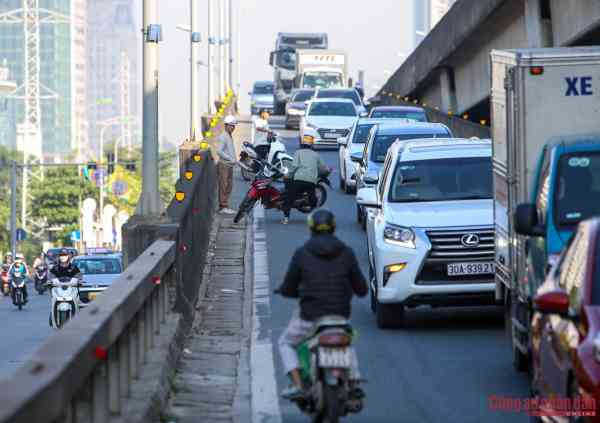 Khi thấy lực lượng CSGT, nhiều người vi phạm bất chấp nguy hiểm quay đầu bỏ chạy