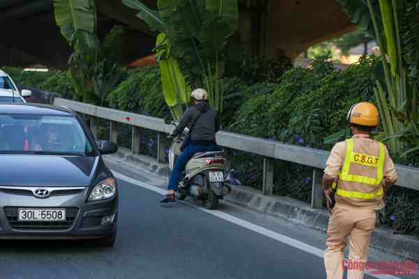 Nhiều người đi xe máy ngó lơ biển cấm rồi quay đầu tháo chạy khi gặp CSGT - 7