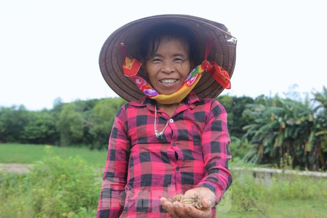 Cũng như những người dân khác trong làng, tận dụng lúc rảnh rỗi, thời gian này bà Phan Thị Hiên (thôn Nam Phong, xã Thịnh Lộc, huyện Lộc Hà) lại chuẩn bị dụng cụ rồi đạp xe ra các khu bãi cát trống để đào dế.