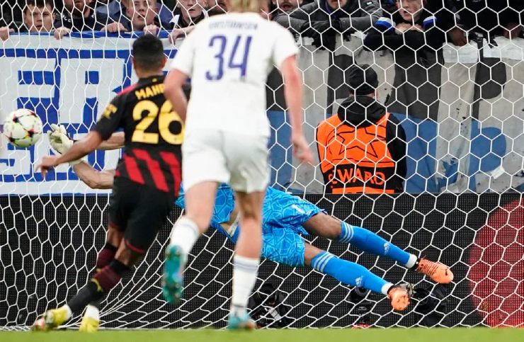 Mahrez đá hỏng phạt đền nhưng Man City vẫn đi sớm