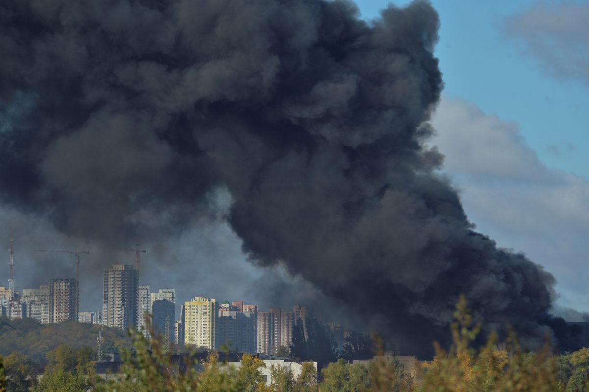 Khói đen bốc lên từ Kiev sau vụ tập kích tên lửa của Nga (ảnh: Reuters)