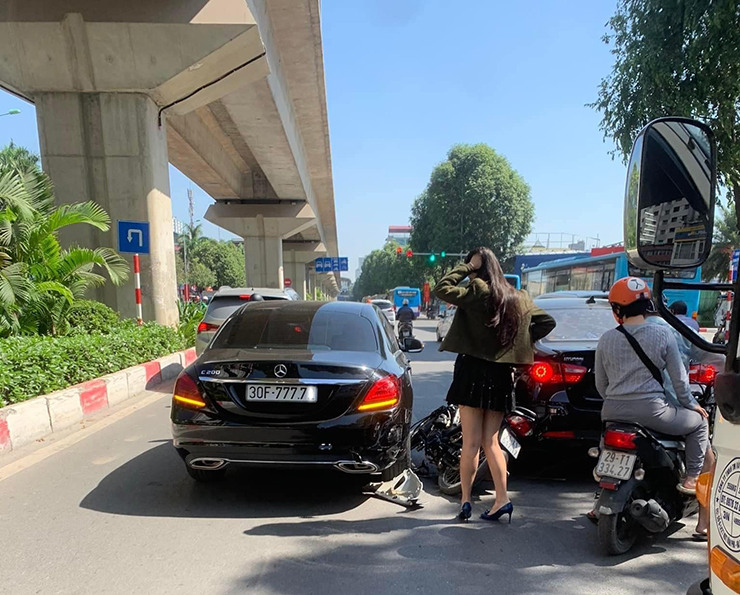 Hà Nội: Thanh niên lái xe máy tông móp đuôi Mercedes-Benz C200 của hoa hậu - 1