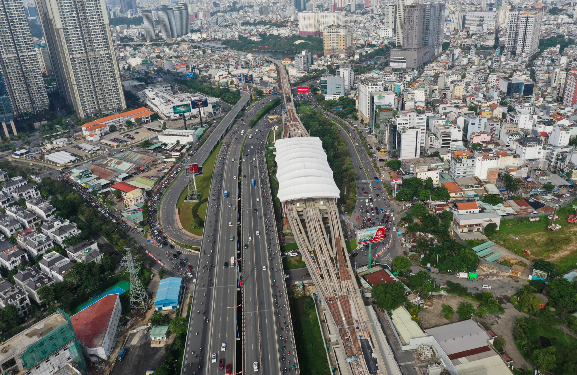 Tuyến metro số 1 (Bến Thành - Suối Tiên) của TP.HCM có 11 nhà ga trên cao gồm: Nhà ga Văn Thánh, Tân Cảng (quận Bình Thạnh), ga Thảo Điền, An Phú, Rạch Chiếc, Phước Long, Bình Thái, Thủ Đức, Khu Công nghệ cao, Suối Tiên, Bến xe Miền Đông mới (TP Thủ Đức). Ga Tân Cảng nằm bên chân cầu Sài Gòn, khu vực đông đúc dân cư tại quận Bình Thạnh.