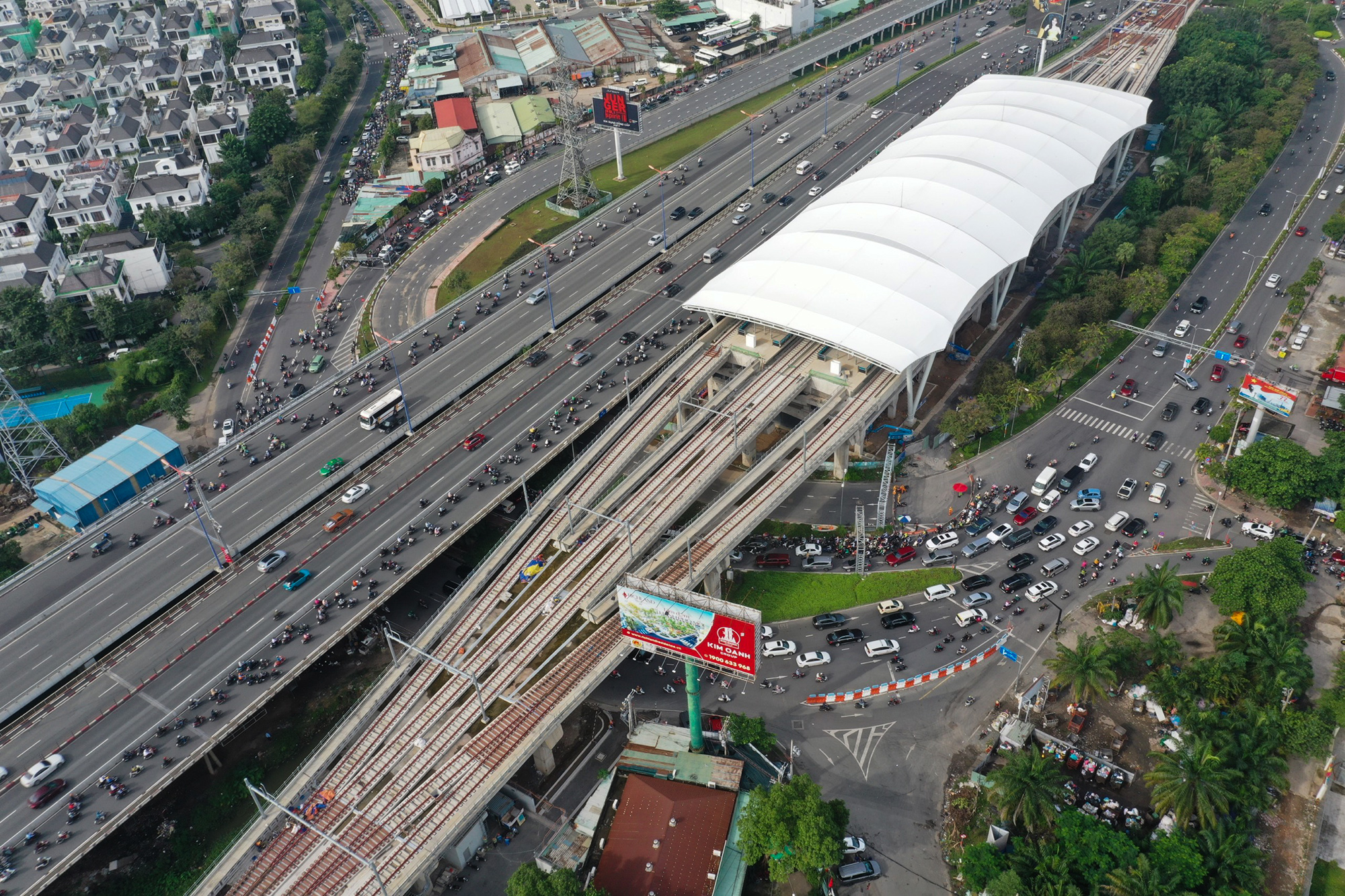 Các nhà ga trên cao tuyến metro số 1 được phân ra 4 loại A,B,C,D. Trong đó 8 nhà ga loại A, 1 ga loại B (là nhà ga Tân Cảng, lớn nhất của đoạn trên cao), loại C là ga An Phú, ga Suối Tiên thuộc loại D. Các ga loại B, C, D là những ga lớn có nhiều đường ray cho tàu dừng chờ, tránh nhau.