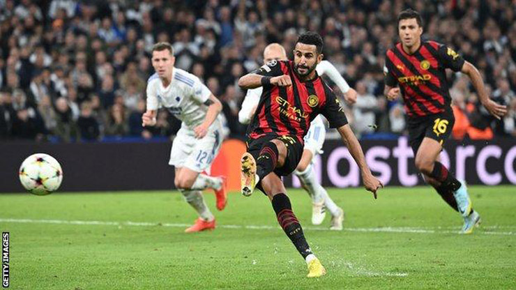 Riyad Mahrez đá hỏng phạt đền giữa hiệp 1 khi Man City làm khách của Copenhagen